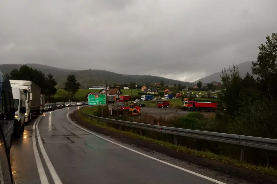 Czołowe zderzenie samochodów - zdjęcie 3