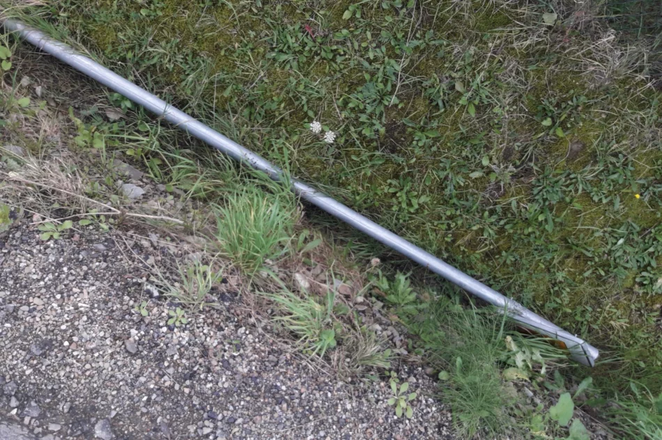 Droga wyremontowana, znaki zostały w... rowach - zdjęcie 3