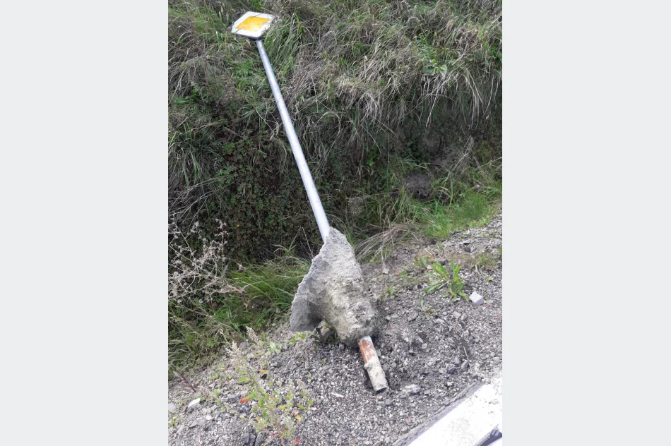 Droga wyremontowana, znaki zostały w... rowach - zdjęcie 4