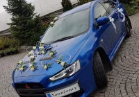 Policja zatrzymała samochód nowożeńców - powodem zasłonięte tablice. Kierowca nie miał uprawnień - zdjęcie główne