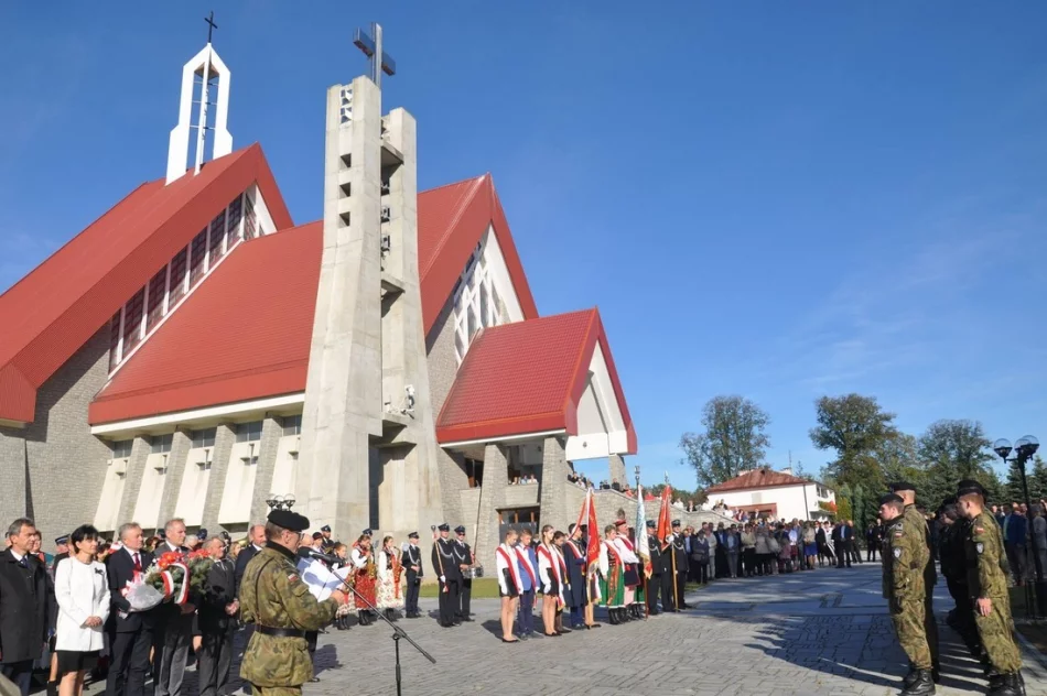 „Ta, co nie zginęła…” łączy pokolenia – uroczystość patriotyczna w Męcinie - zdjęcie 3