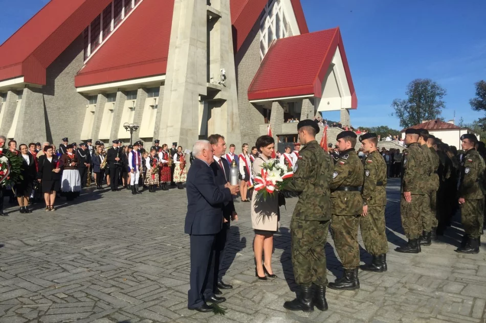 „Ta, co nie zginęła…” łączy pokolenia – uroczystość patriotyczna w Męcinie - zdjęcie 4