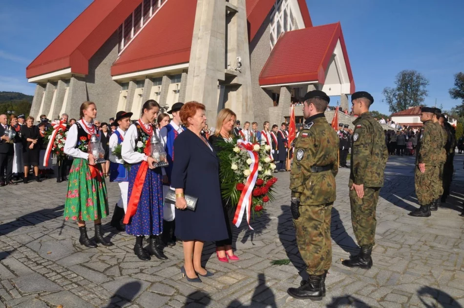 „Ta, co nie zginęła…” łączy pokolenia – uroczystość patriotyczna w Męcinie - zdjęcie 7