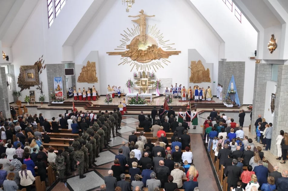 „Ta, co nie zginęła…” łączy pokolenia – uroczystość patriotyczna w Męcinie - zdjęcie 8