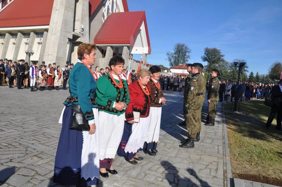 „Ta, co nie zginęła…” łączy pokolenia – uroczystość patriotyczna w Męcinie - zdjęcie 10