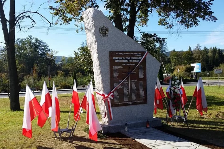 „Ta, co nie zginęła…” łączy pokolenia – uroczystość patriotyczna w Męcinie - zdjęcie 11