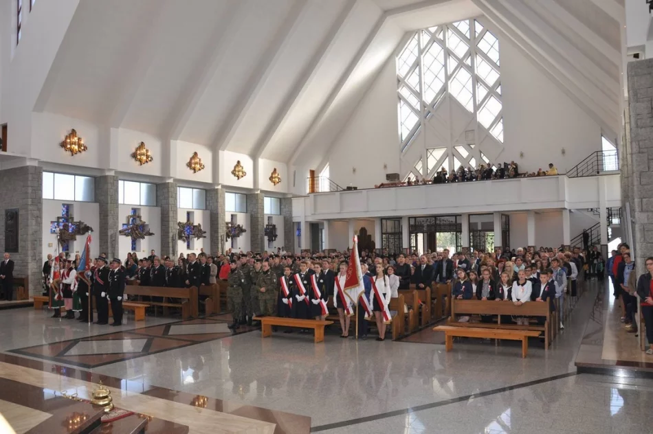 „Ta, co nie zginęła…” łączy pokolenia – uroczystość patriotyczna w Męcinie - zdjęcie 13