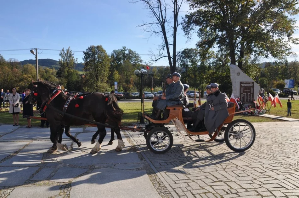 „Ta, co nie zginęła…” łączy pokolenia – uroczystość patriotyczna w Męcinie - zdjęcie 14