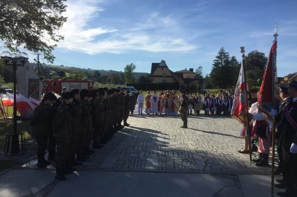 „Ta, co nie zginęła…” łączy pokolenia – uroczystość patriotyczna w Męcinie - zdjęcie 16