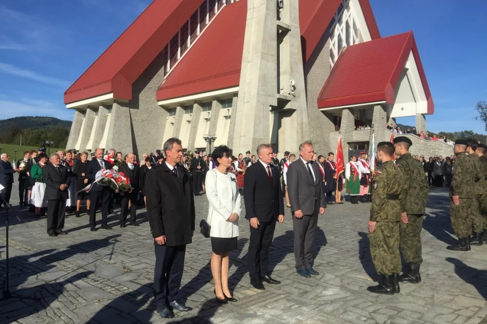 „Ta, co nie zginęła…” łączy pokolenia – uroczystość patriotyczna w Męcinie - zdjęcie 17