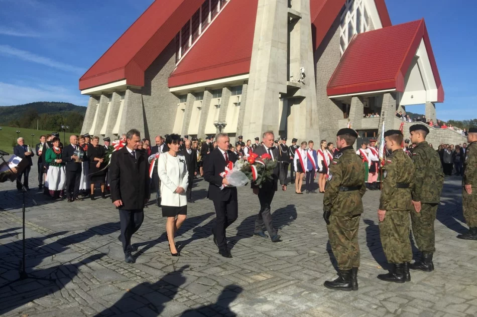 „Ta, co nie zginęła…” łączy pokolenia – uroczystość patriotyczna w Męcinie - zdjęcie 18