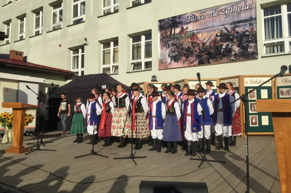 „Ta, co nie zginęła…” łączy pokolenia – uroczystość patriotyczna w Męcinie - zdjęcie 19