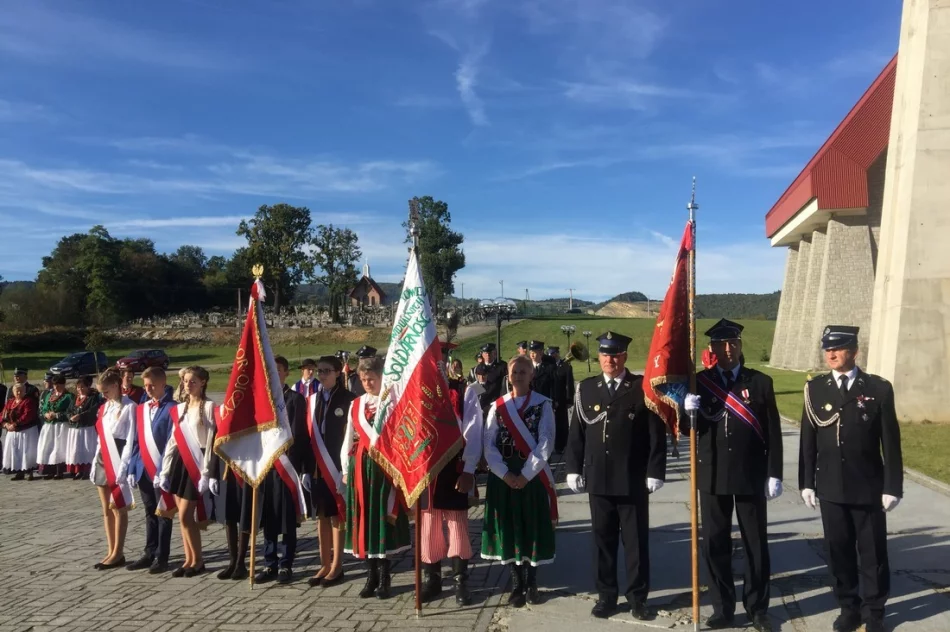 „Ta, co nie zginęła…” łączy pokolenia – uroczystość patriotyczna w Męcinie - zdjęcie 20
