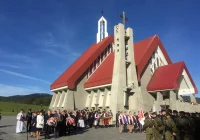 „Ta, co nie zginęła…” łączy pokolenia – uroczystość patriotyczna w Męcinie - zdjęcie główne