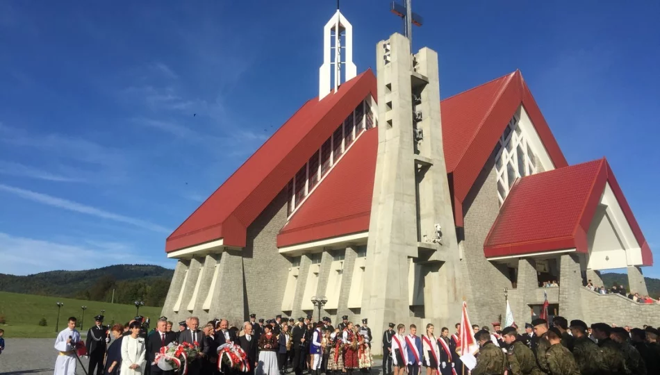 „Ta, co nie zginęła…” łączy pokolenia – uroczystość patriotyczna w Męcinie - zdjęcie 1