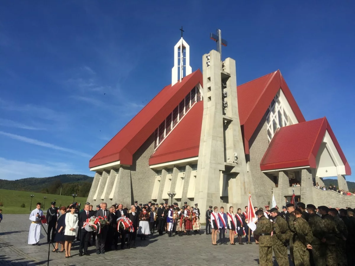 „Ta, co nie zginęła…” łączy pokolenia – uroczystość patriotyczna w Męcinie