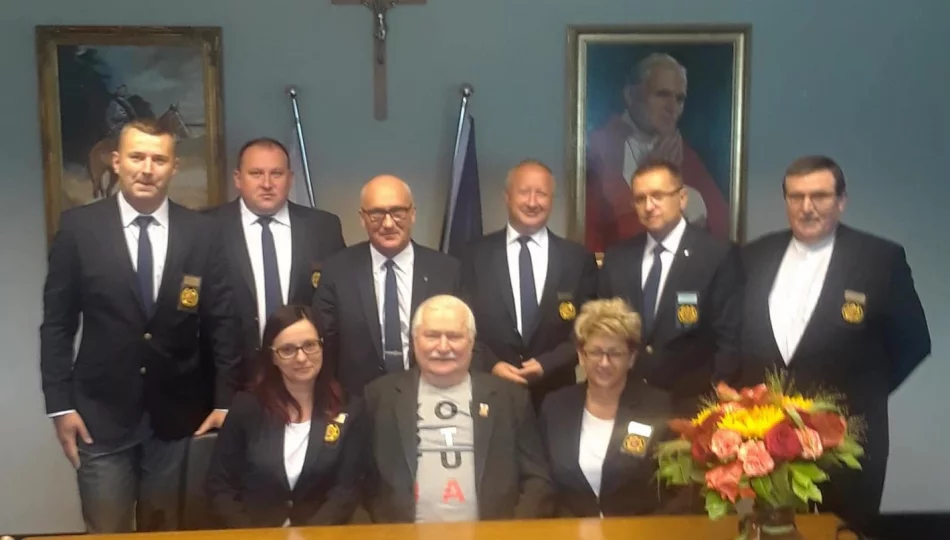 Policjanci i członkowie IPA Beskid z Limanowszczyzny na urodzinach u Lecha Wałęsy - zdjęcie 1