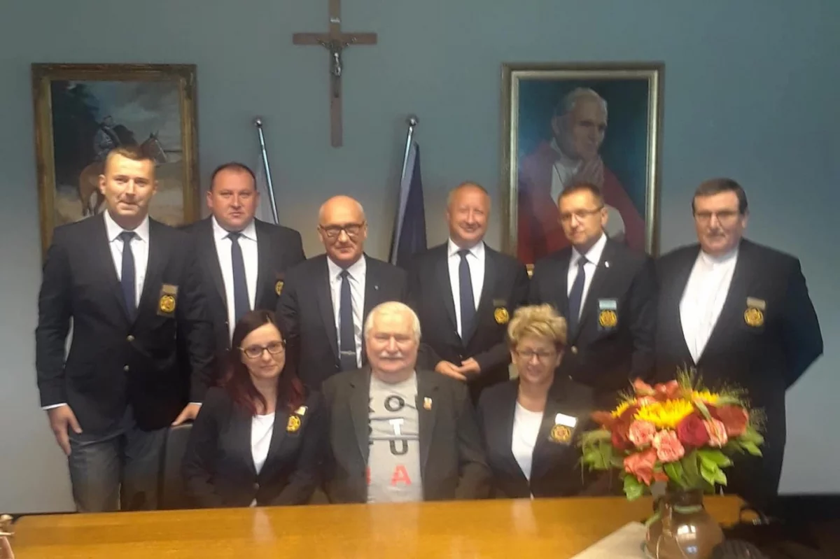 Policjanci i członkowie IPA Beskid z Limanowszczyzny na urodzinach u Lecha Wałęsy