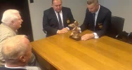 Policjanci i członkowie IPA Beskid z Limanowszczyzny na urodzinach u Lecha Wałęsy - zdjęcie 2