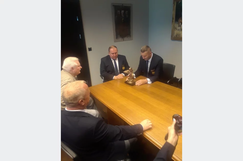 Policjanci i członkowie IPA Beskid z Limanowszczyzny na urodzinach u Lecha Wałęsy - zdjęcie 2