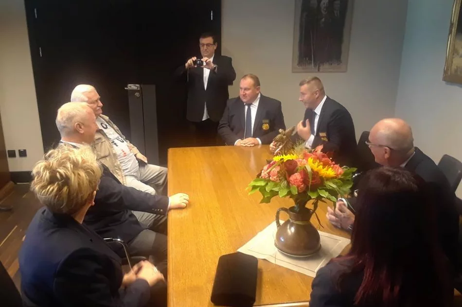 Policjanci i członkowie IPA Beskid z Limanowszczyzny na urodzinach u Lecha Wałęsy - zdjęcie 3