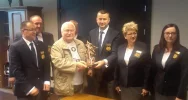 Policjanci i członkowie IPA Beskid z Limanowszczyzny na urodzinach u Lecha Wałęsy - zdjęcie 4