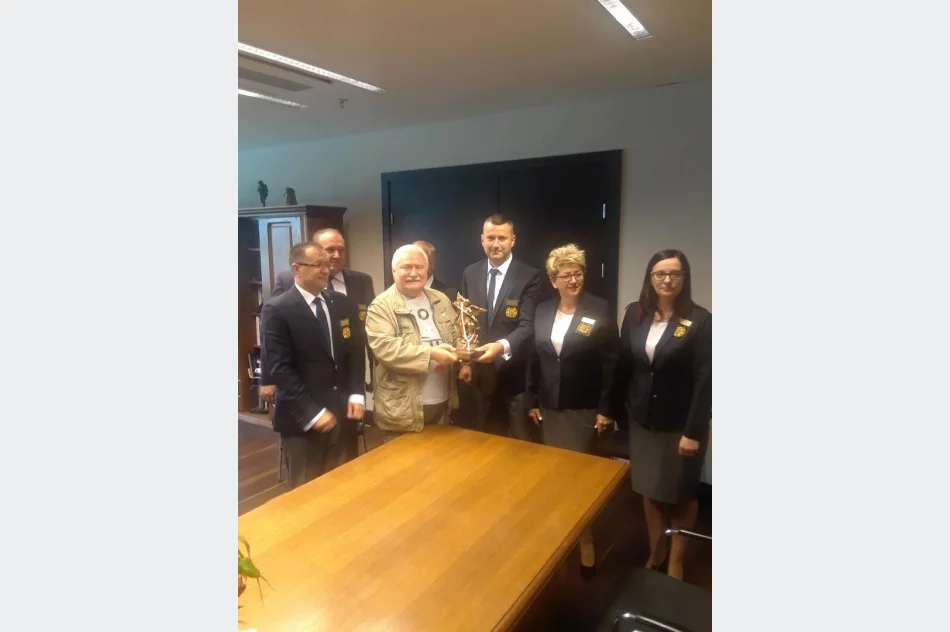 Policjanci i członkowie IPA Beskid z Limanowszczyzny na urodzinach u Lecha Wałęsy - zdjęcie 4