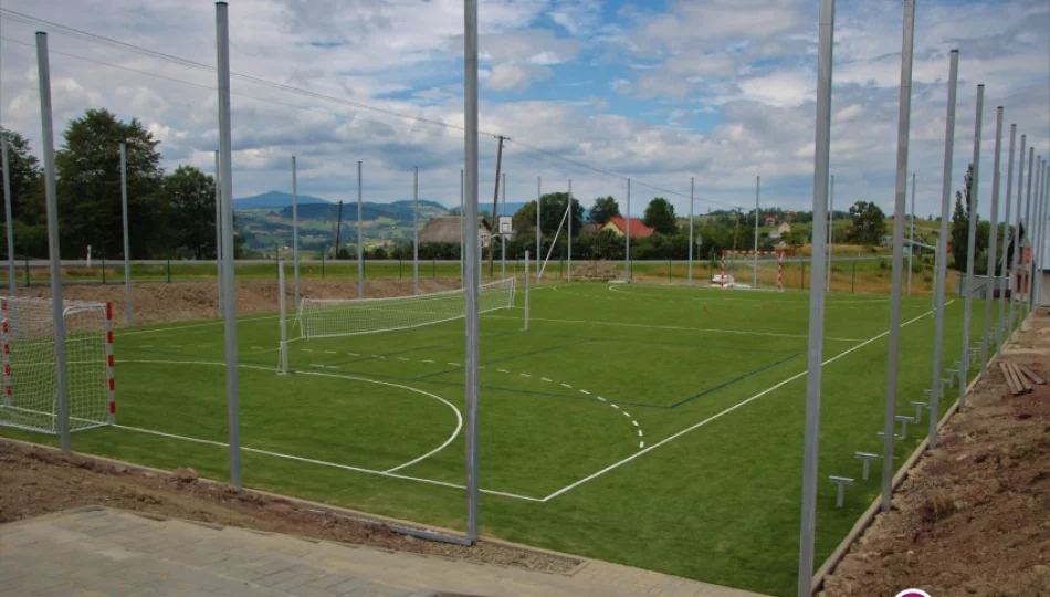 Gmina za 652 tys. zł wybudowała dwa boiska przy szkołach - zdjęcie 1