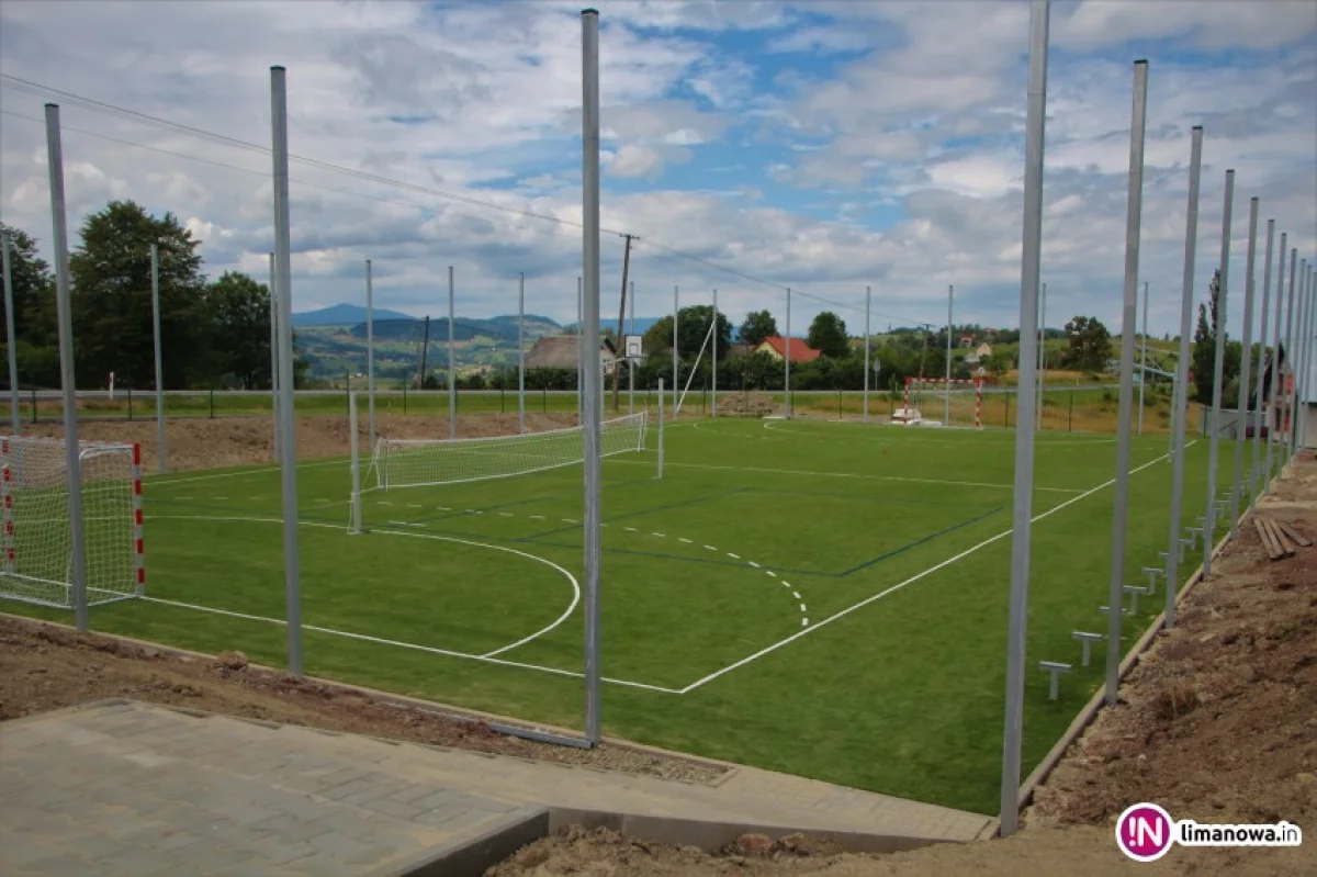 Gmina za 652 tys. zł wybudowała dwa boiska przy szkołach