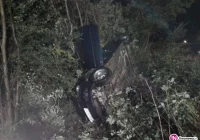 Poszukiwany, pijany, bez uprawnień - uciekał przed policją i wypadł z drogi. 20-latek w areszcie - zdjęcie główne