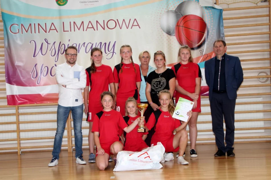 Dziewczęta z Nowego Rybia mistrzyniami halowej piłki nożnej  - zdjęcie 3