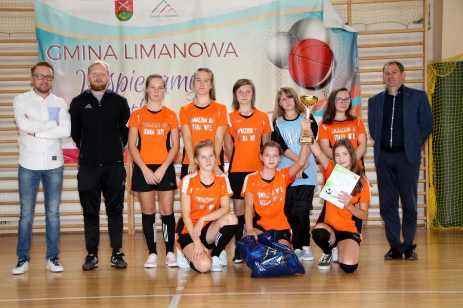 Dziewczęta z Nowego Rybia mistrzyniami halowej piłki nożnej  - zdjęcie 4