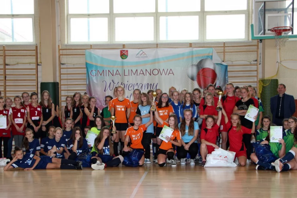 Dziewczęta z Nowego Rybia mistrzyniami halowej piłki nożnej  - zdjęcie 6