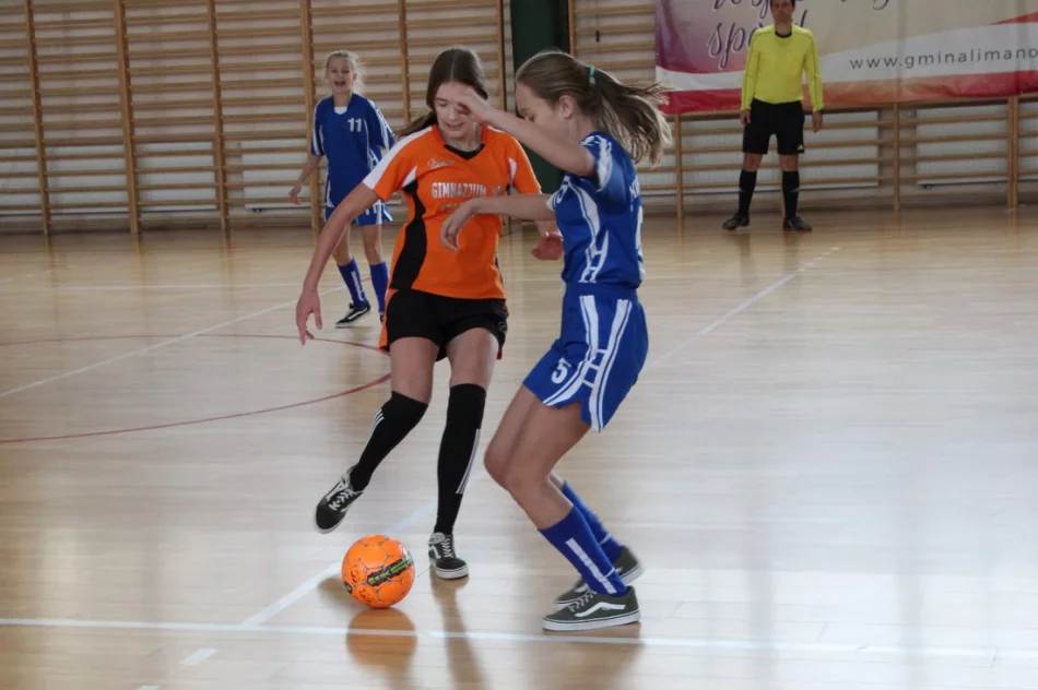 Dziewczęta z Nowego Rybia mistrzyniami halowej piłki nożnej  - zdjęcie 7