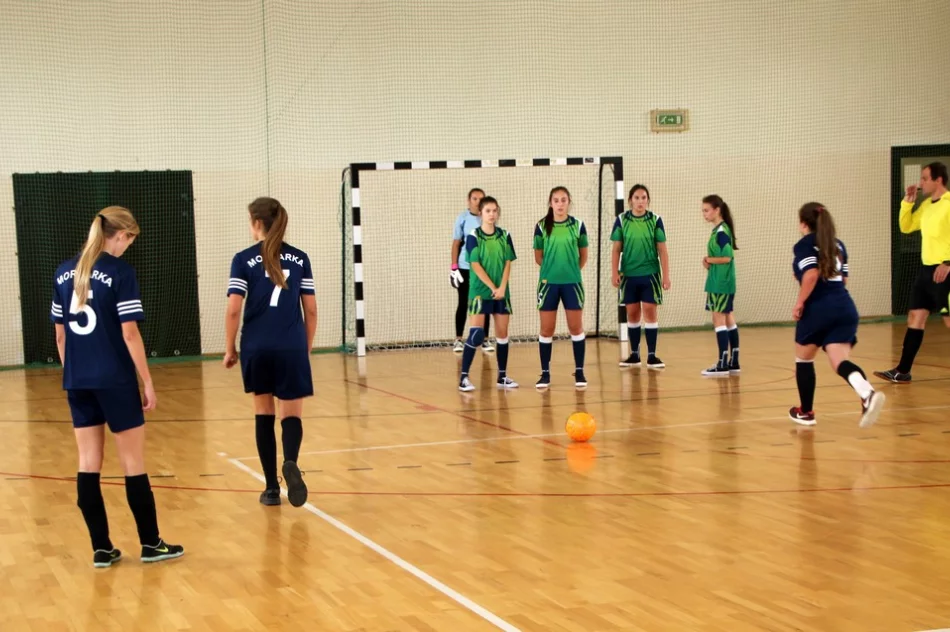 Dziewczęta z Nowego Rybia mistrzyniami halowej piłki nożnej  - zdjęcie 8