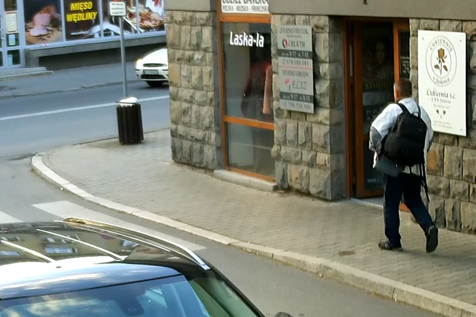 Rozpoznajesz go? Włamał się i okradł zakład fotograficzny - zdjęcie 8