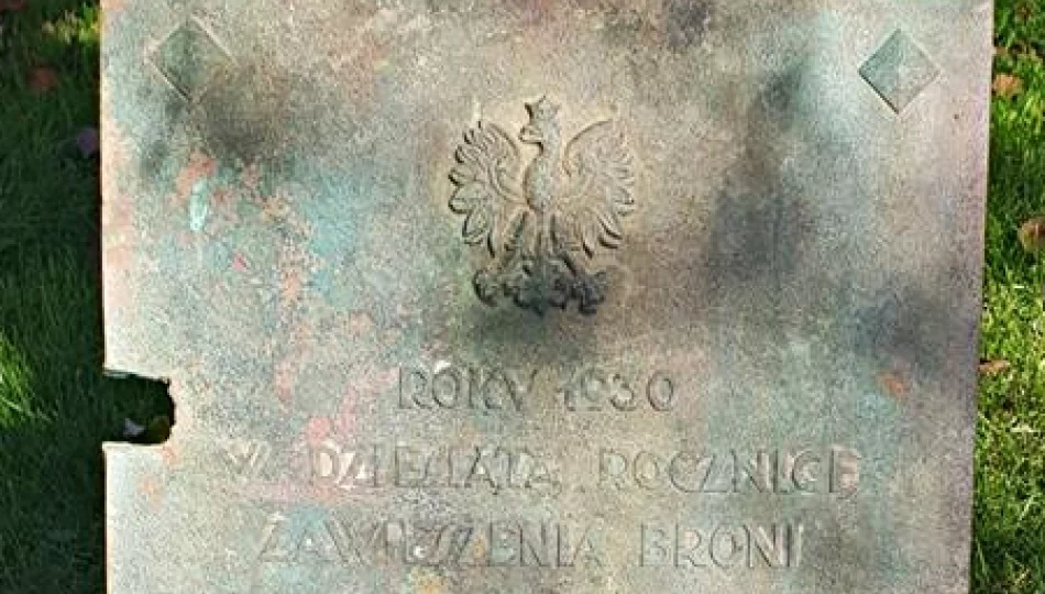 Odnalazł pod ziemią tablicę z 1930 roku - zdjęcie 1