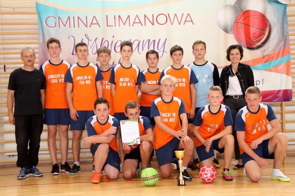 Chłopcy z Mordarki najlepsi w halowej piłce nożnej - zdjęcie 4