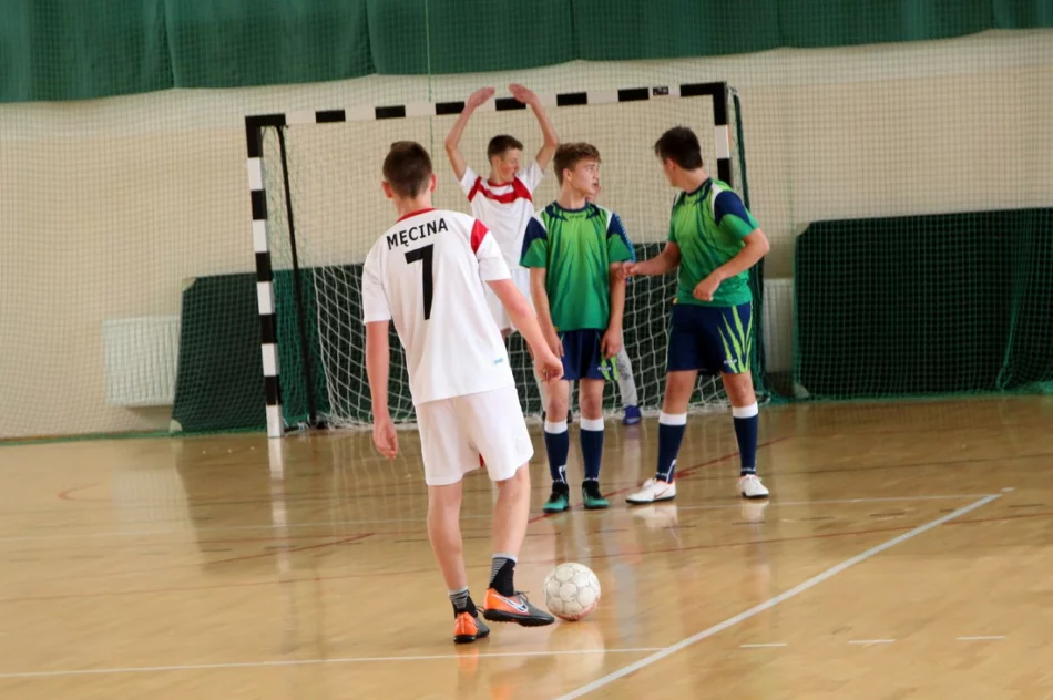 Chłopcy z Mordarki najlepsi w halowej piłce nożnej - zdjęcie 5