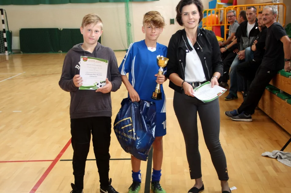 Chłopcy z Mordarki najlepsi w halowej piłce nożnej - zdjęcie 6