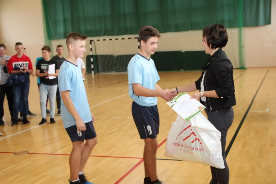 Chłopcy z Mordarki najlepsi w halowej piłce nożnej - zdjęcie 15