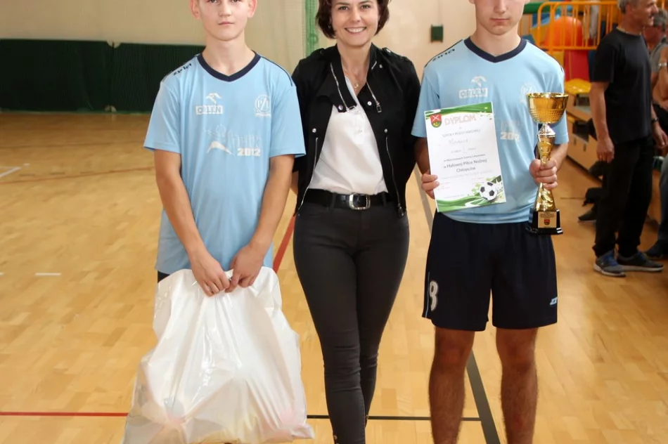 Chłopcy z Mordarki najlepsi w halowej piłce nożnej - zdjęcie 17