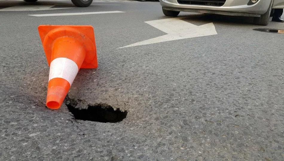 Policja 'pilnuje' dziury, drogowcy nie kwapią się by ją załatać - zdjęcie 1