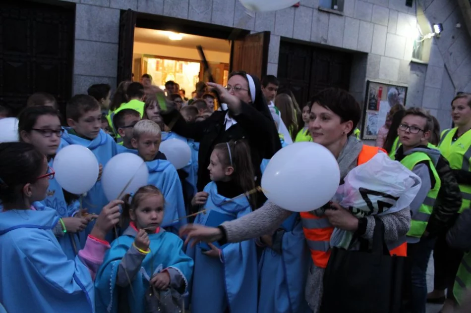 Odblaskowy różaniec w Pasierbcu - zdjęcie 17