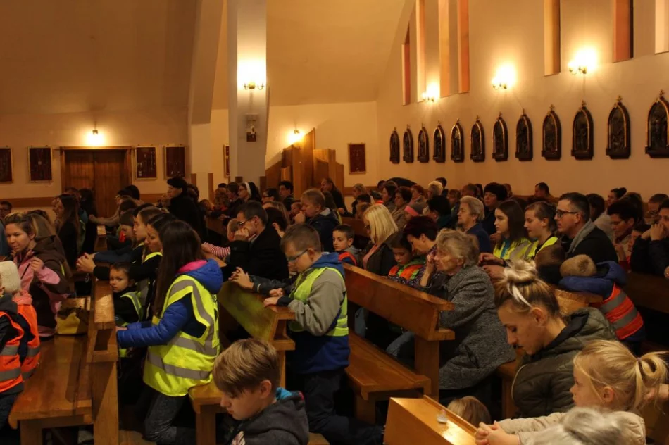 Odblaskowy różaniec w Pasierbcu - zdjęcie 18