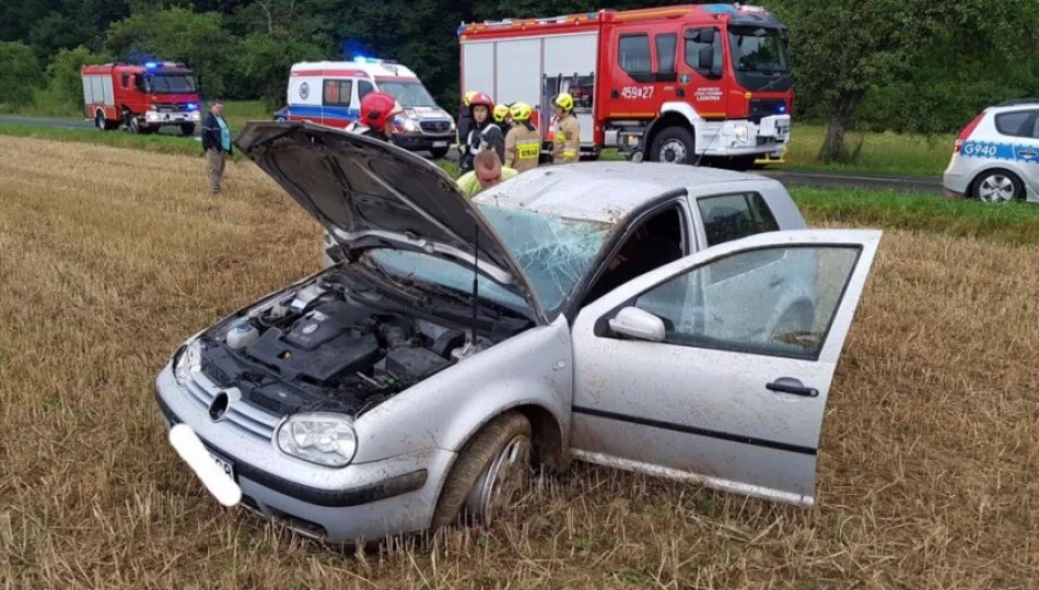 Dachowanie samochodu, trzy osoby trafiły do szpitala - zdjęcie 1