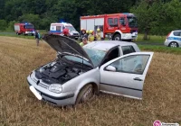 Dachowanie samochodu, trzy osoby trafiły do szpitala - zdjęcie główne