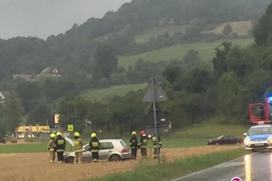 Dachowanie samochodu, trzy osoby trafiły do szpitala - zdjęcie 2
