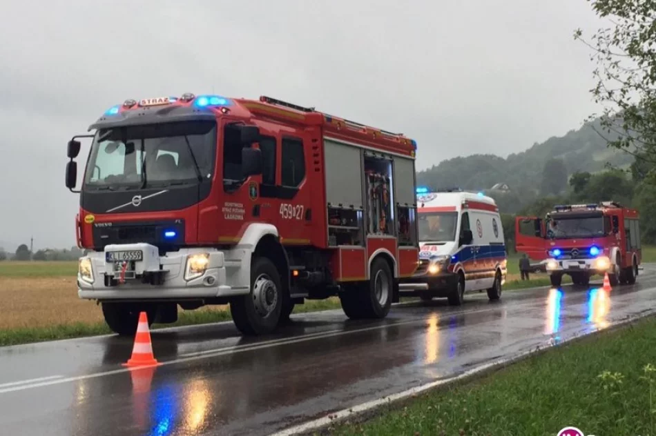 Dachowanie samochodu, trzy osoby trafiły do szpitala - zdjęcie 3