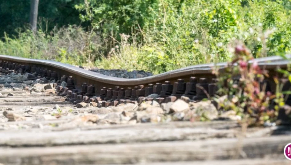 Tory kolejowe wiszą w powietrzu. Nad osiedlem kolejne osuwisko - zdjęcie 1